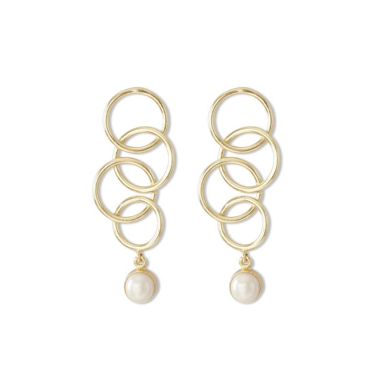 Gold Interlinked Rings w/Pearl Drop Earrings