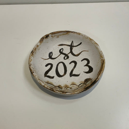 Est 2023 Round Dish