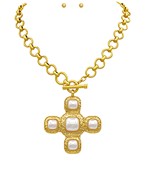 Dira Toggle Necklace